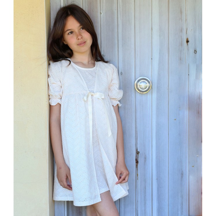 Bata comunión niña bordado flores beige