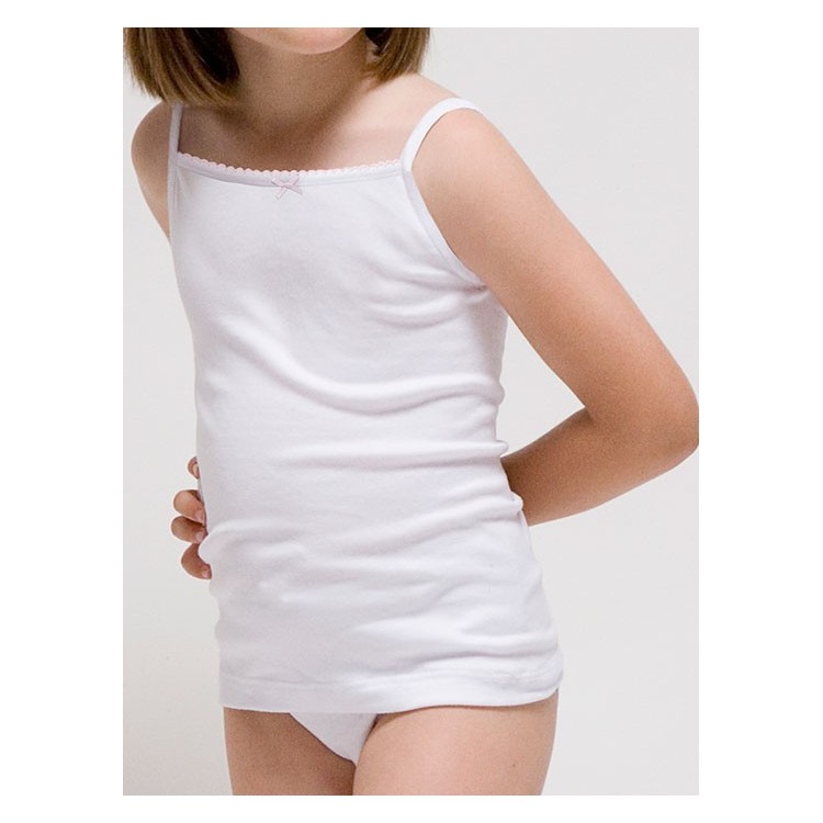 Girl´s t-shirt with thin straps.