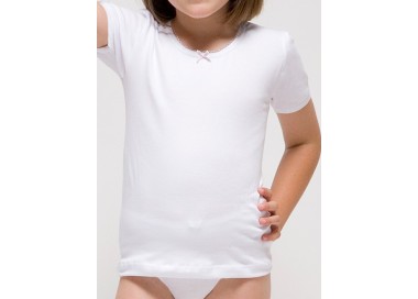 Girl´s t-shirt with thin straps.