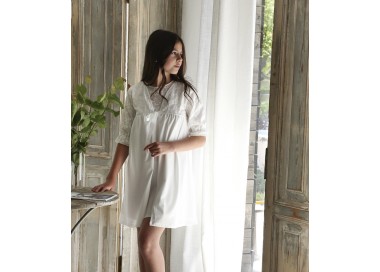 Bata en tejido bordado floral