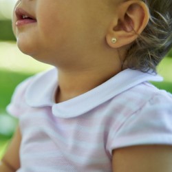 Vestido para niña con detalles rosas