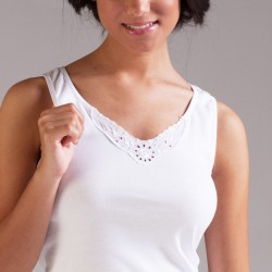 Women´s embroidered interior t-shirt with wide straps in 100% cotton