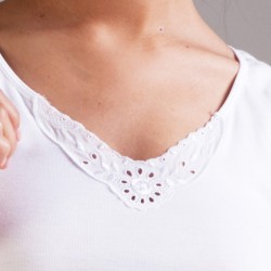 Women´s embroidered short sleeve interior t-shirt in 100% cotton