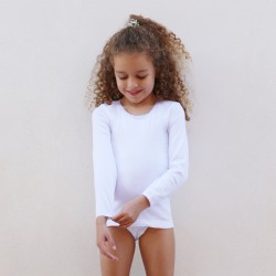 Girl´s long sleeve t-shirt.